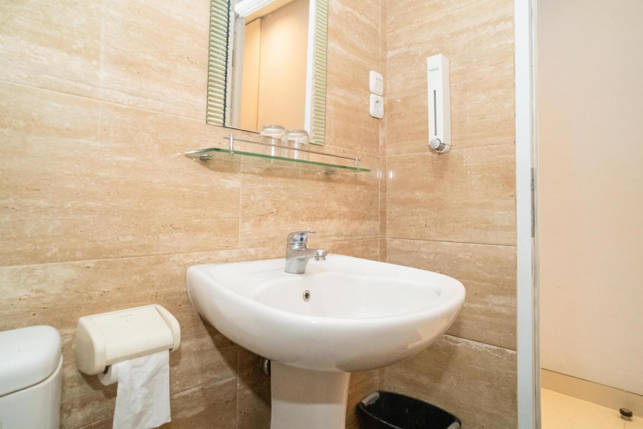 Reddoorz At Tirta Mansion Paramount Gading Cicayur Kültér fotó